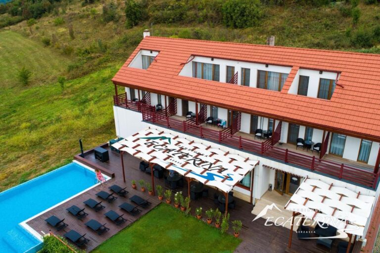 Pensiunea Ecaterina - piscina infinity și pensiunea pe malul Dunării