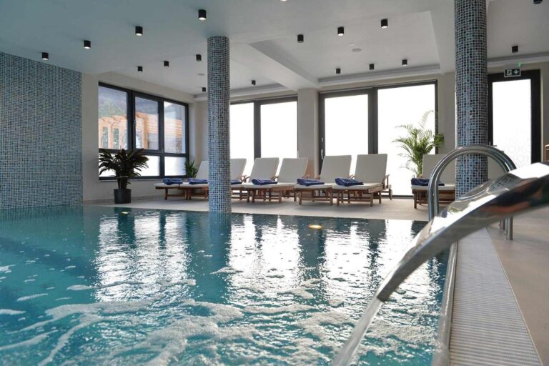 Pensiunea La Vâltoare – piscina interioară încălzită, cu șezlonguri și cascadă de apă