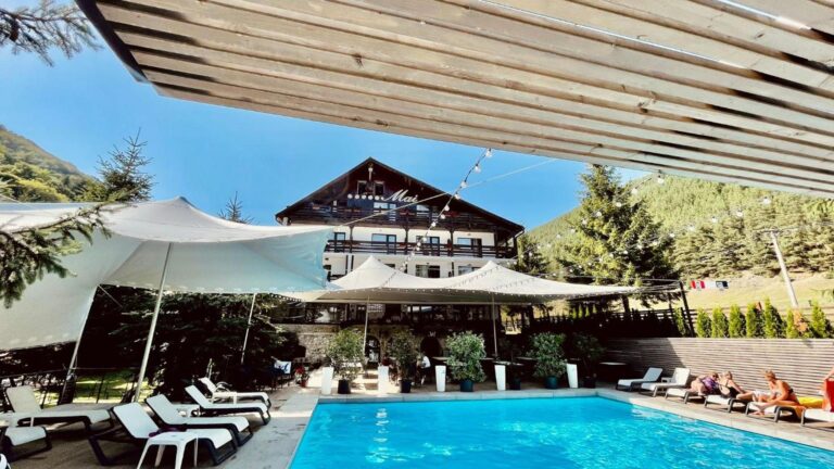 Pensiunea Mai – piscina în aer liber și clădirea pensiunii