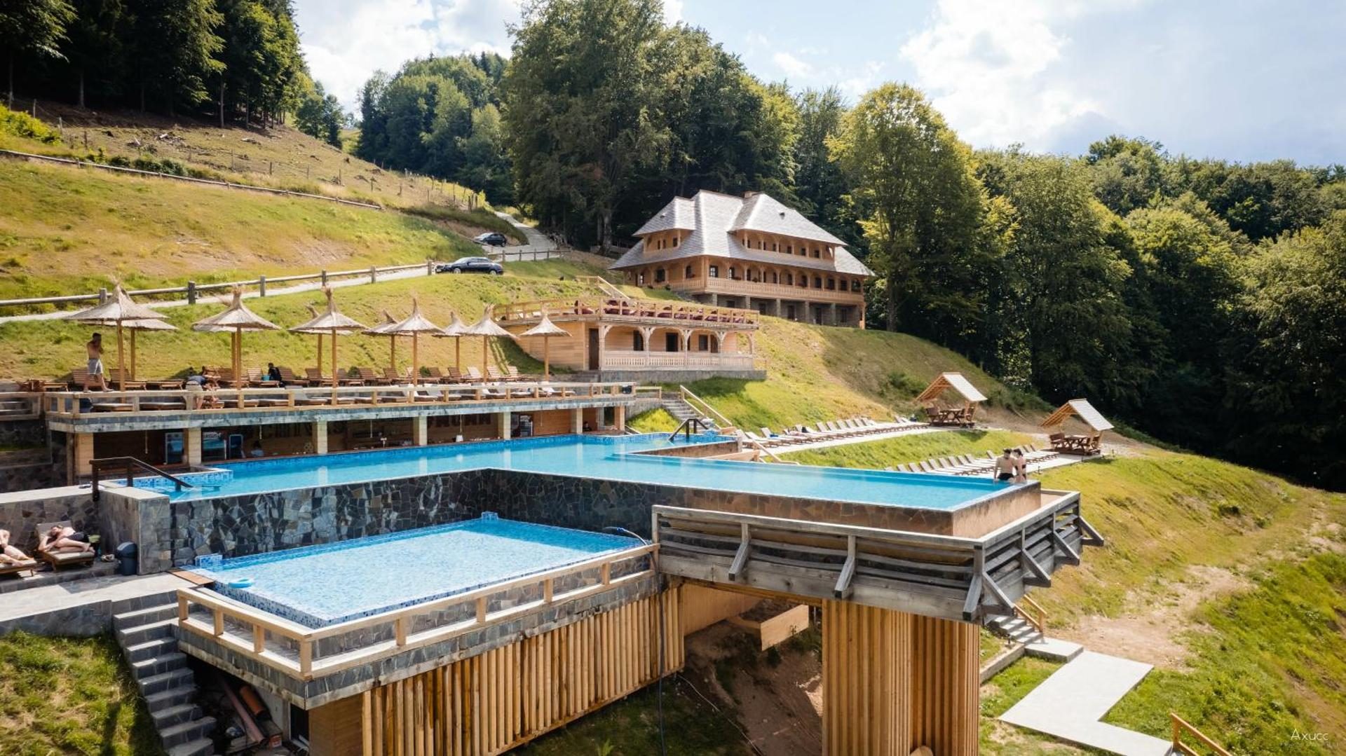Pensiunea Pă Coastă - piscinele exterioare și pensiunea Pensiunea Pă Coastă - piscinele exterioare și pensiunea