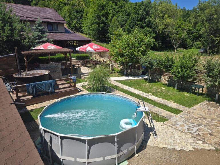 Rooms Poienita – piscina în aer liber din grădina pensiunii