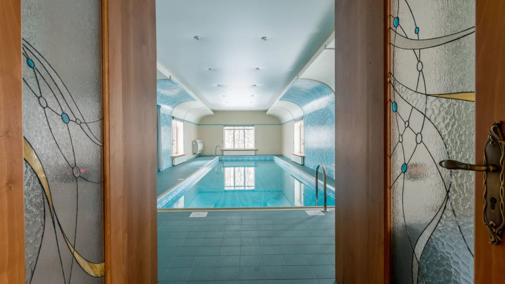 cazare pet friendly cu piscina interioara din Romania